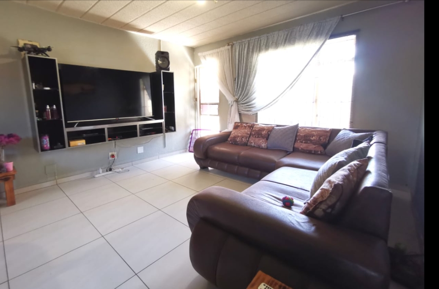 3 Bedroom Property for Sale in Linmeyer Gauteng