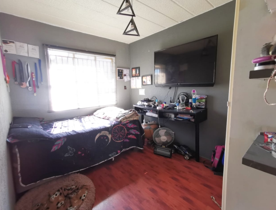 3 Bedroom Property for Sale in Linmeyer Gauteng