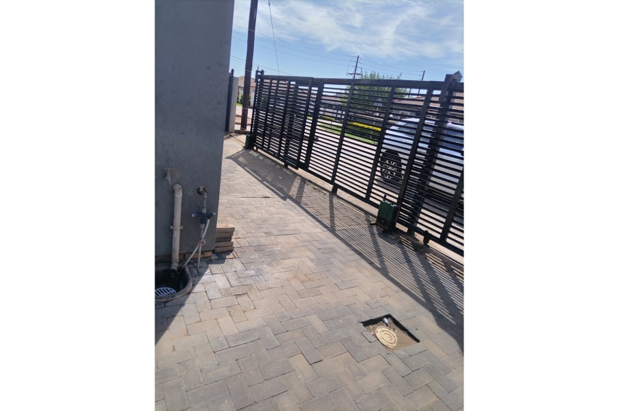 To Let 2 Bedroom Property for Rent in Mahube Valley Gauteng