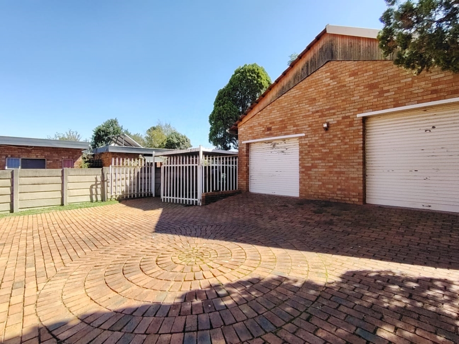To Let 4 Bedroom Property for Rent in Brackendowns Gauteng