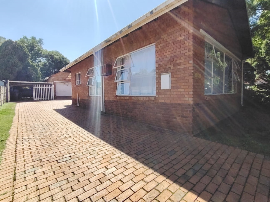 To Let 4 Bedroom Property for Rent in Brackendowns Gauteng