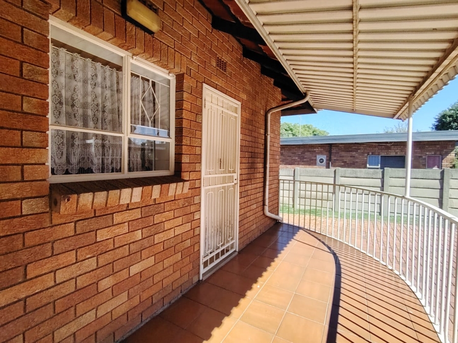 To Let 4 Bedroom Property for Rent in Brackendowns Gauteng
