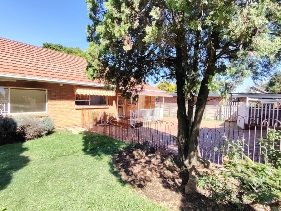 To Let 4 Bedroom Property for Rent in Brackendowns Gauteng