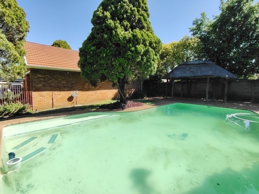 To Let 4 Bedroom Property for Rent in Brackendowns Gauteng
