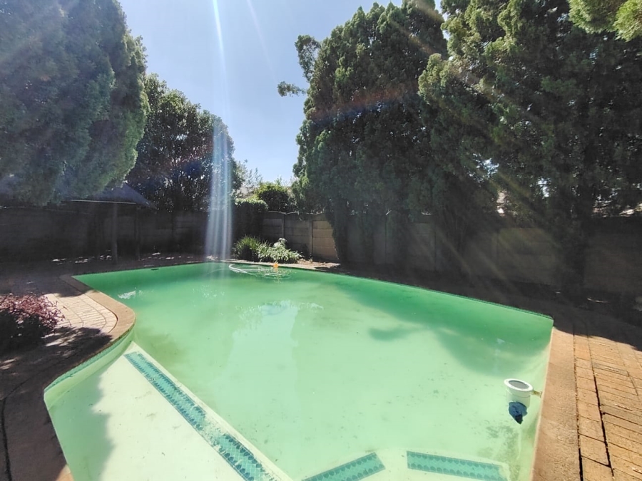 To Let 4 Bedroom Property for Rent in Brackendowns Gauteng