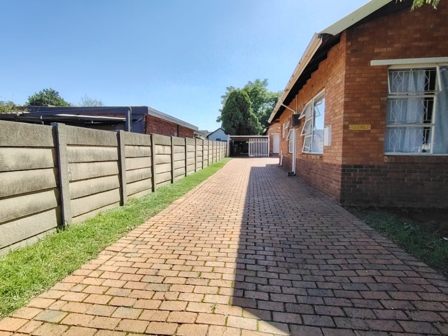 To Let 4 Bedroom Property for Rent in Brackendowns Gauteng