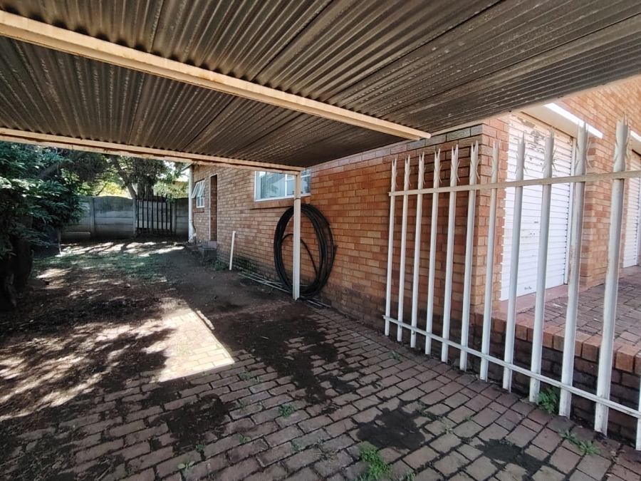 To Let 4 Bedroom Property for Rent in Brackendowns Gauteng