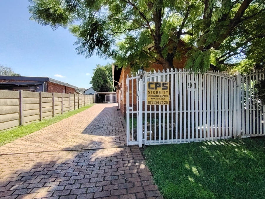 To Let 4 Bedroom Property for Rent in Brackendowns Gauteng
