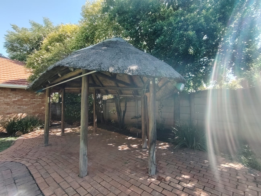 To Let 4 Bedroom Property for Rent in Brackendowns Gauteng