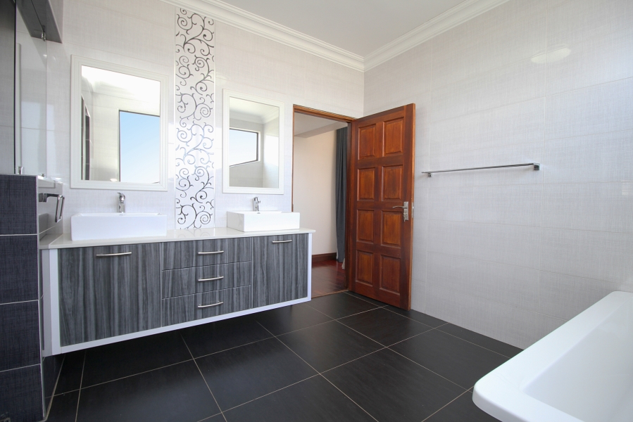 4 Bedroom Property for Sale in Waterfall Country Village Gauteng