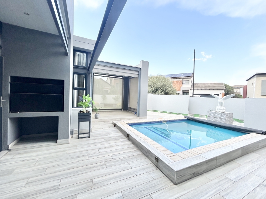 To Let 4 Bedroom Property for Rent in Midstream Estate Gauteng