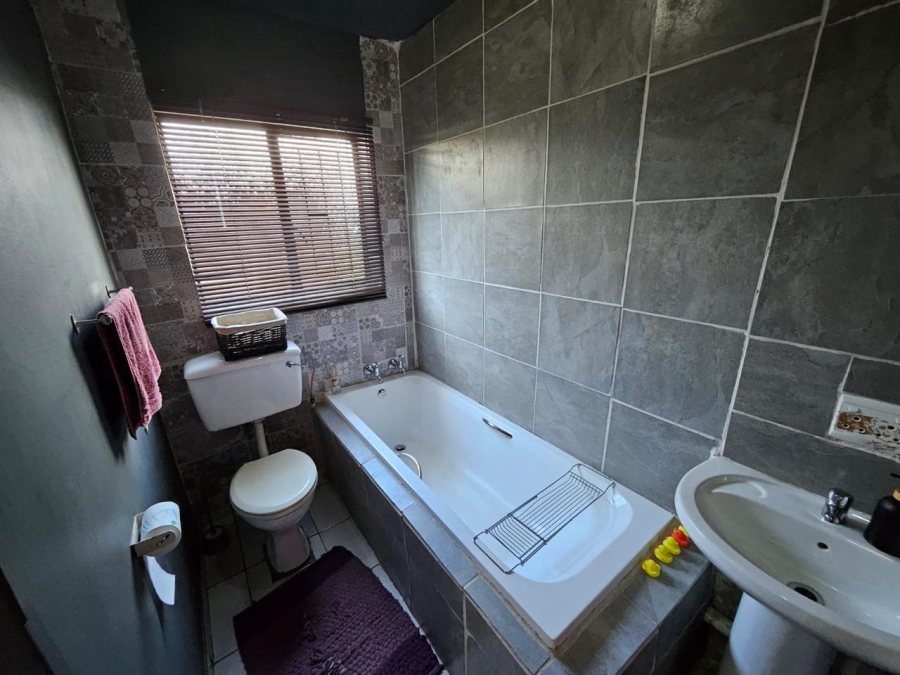 3 Bedroom Property for Sale in Mountain View Gauteng