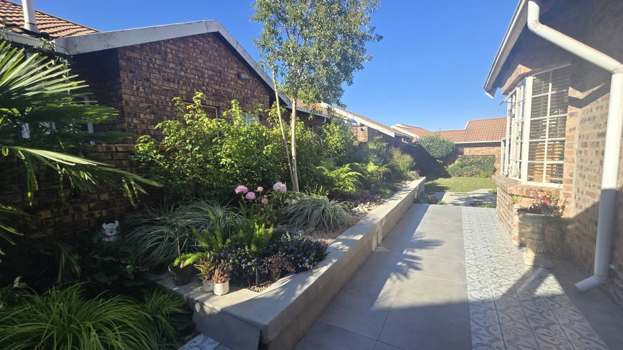 2 Bedroom Property for Sale in Garsfontein Gauteng