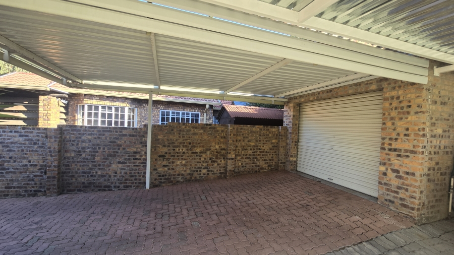 2 Bedroom Property for Sale in Garsfontein Gauteng