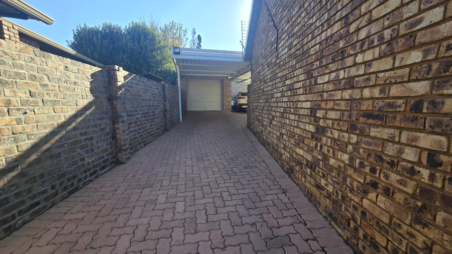 2 Bedroom Property for Sale in Garsfontein Gauteng
