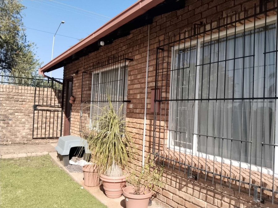 3 Bedroom Property for Sale in Mountain View Gauteng