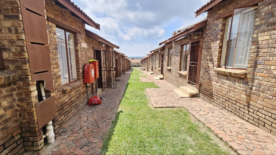 2 Bedroom Property for Sale in Olievenhoutbosch Gauteng