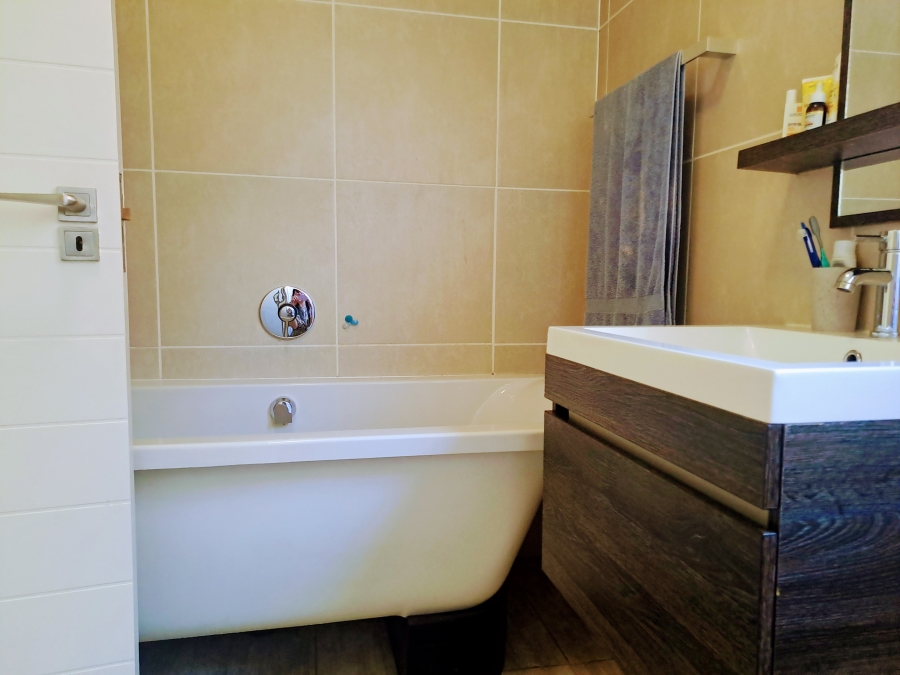 3 Bedroom Property for Sale in Greenstone Crest Gauteng