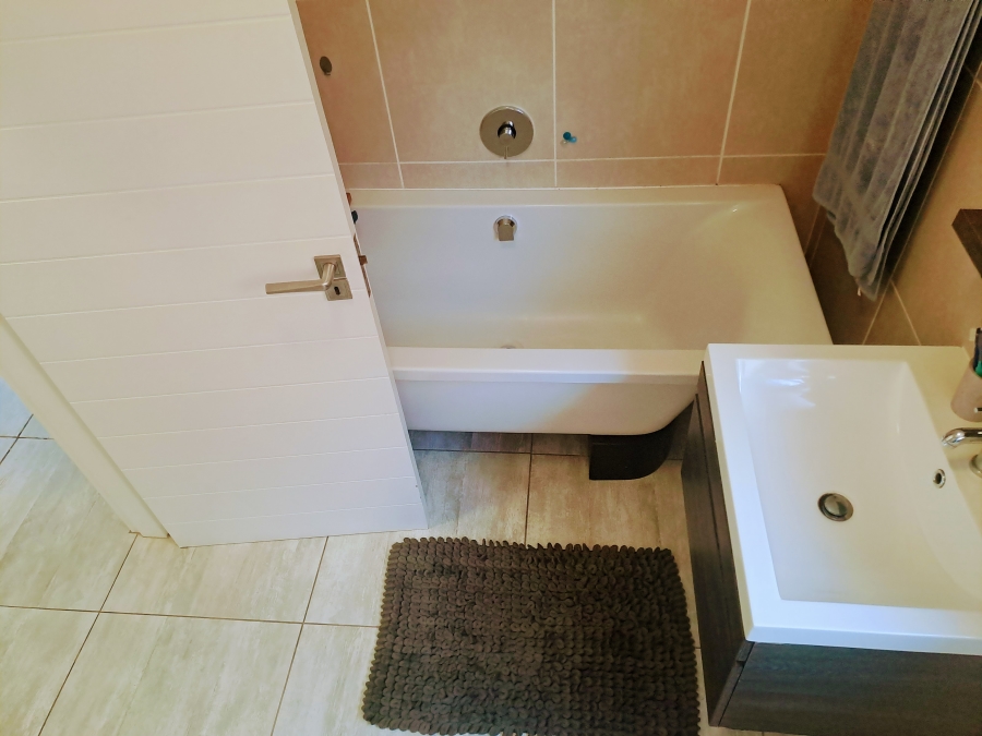 3 Bedroom Property for Sale in Greenstone Crest Gauteng