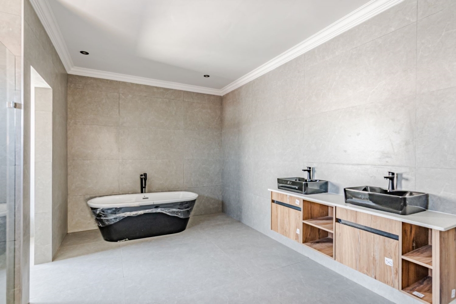 5 Bedroom Property for Sale in Six Fountains Residential Estate Gauteng