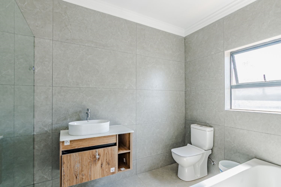 5 Bedroom Property for Sale in Six Fountains Residential Estate Gauteng