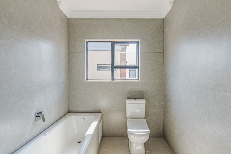 5 Bedroom Property for Sale in Six Fountains Residential Estate Gauteng