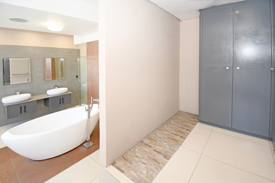 4 Bedroom Property for Sale in Waterfall Country Village Gauteng