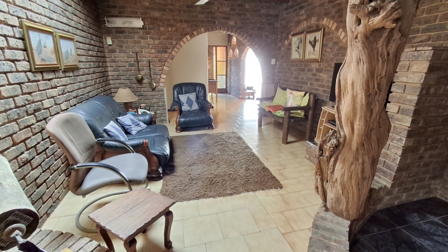 7 Bedroom Property for Sale in Dorandia Gauteng