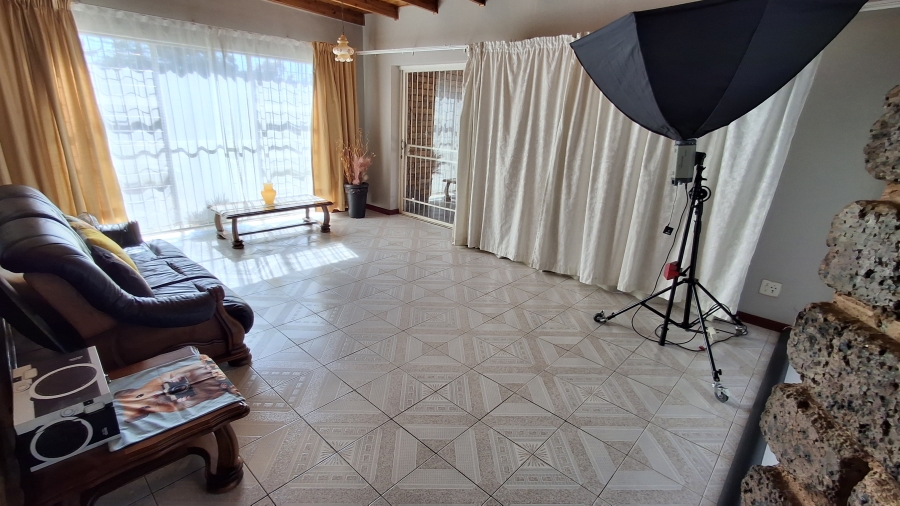 7 Bedroom Property for Sale in Dorandia Gauteng
