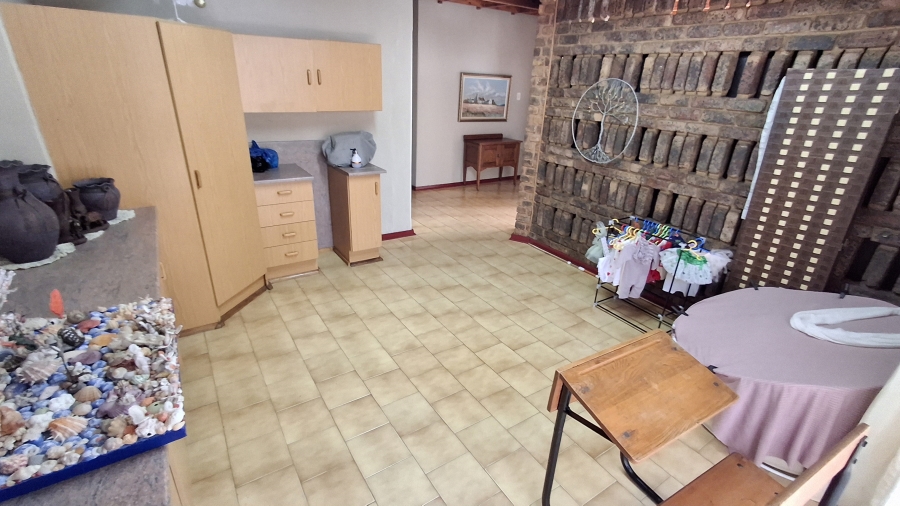 7 Bedroom Property for Sale in Dorandia Gauteng