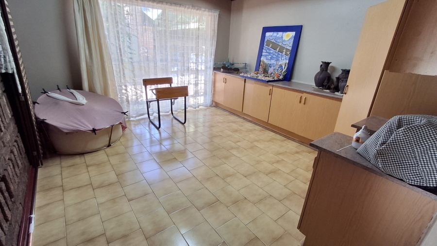 7 Bedroom Property for Sale in Dorandia Gauteng