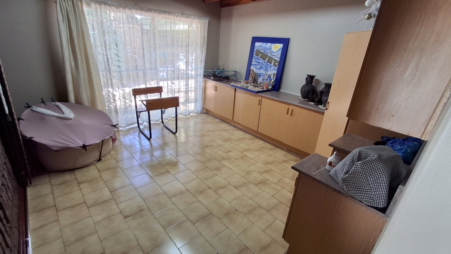 7 Bedroom Property for Sale in Dorandia Gauteng