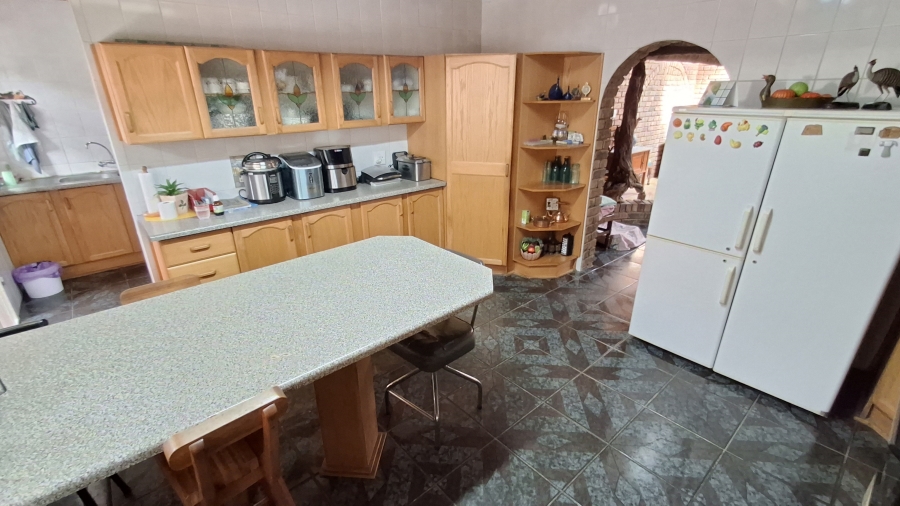 7 Bedroom Property for Sale in Dorandia Gauteng