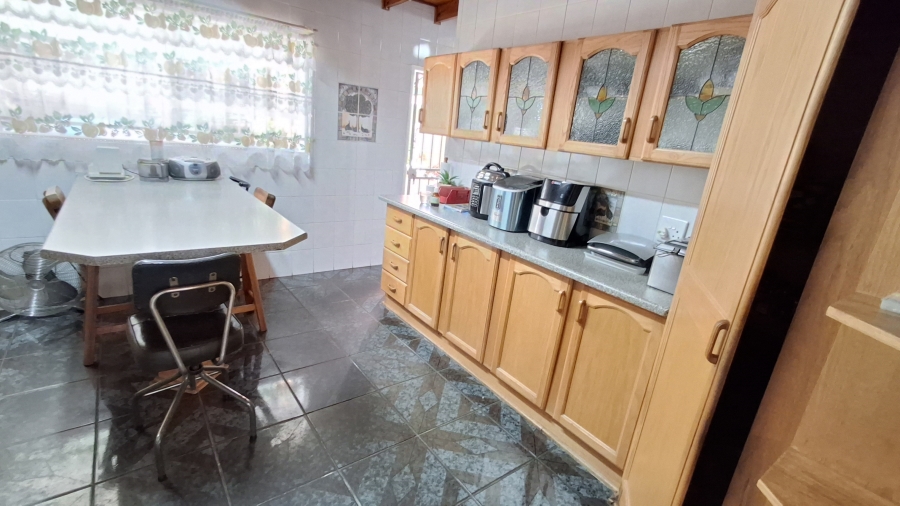 7 Bedroom Property for Sale in Dorandia Gauteng