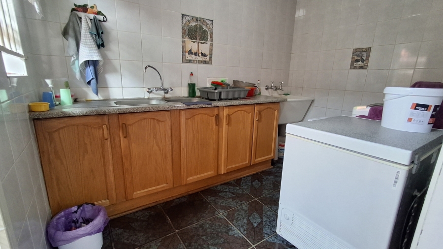 7 Bedroom Property for Sale in Dorandia Gauteng