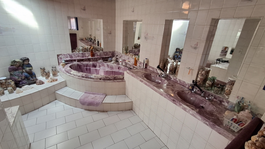 7 Bedroom Property for Sale in Dorandia Gauteng