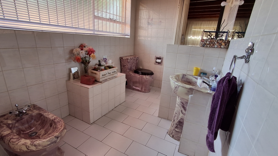7 Bedroom Property for Sale in Dorandia Gauteng