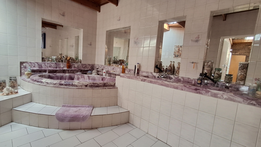 7 Bedroom Property for Sale in Dorandia Gauteng