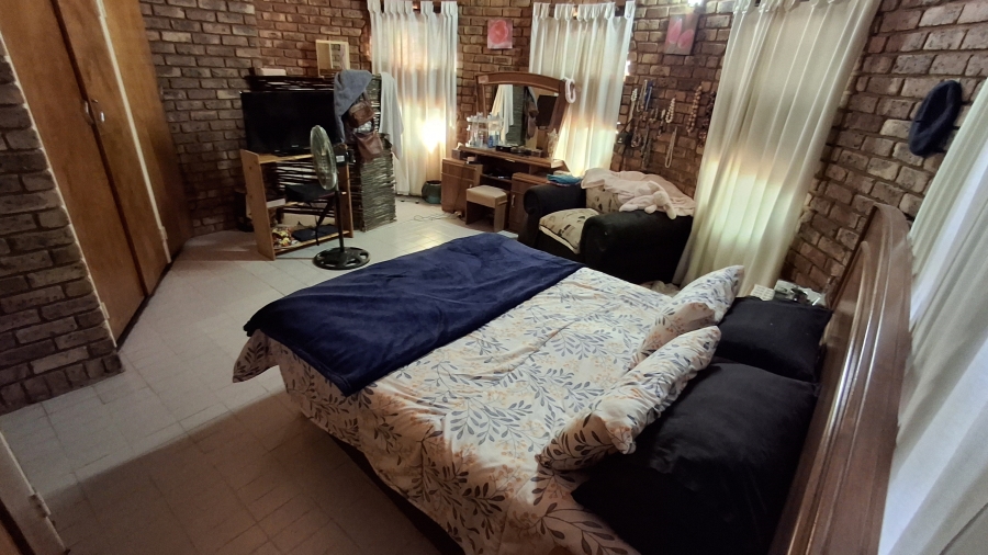 7 Bedroom Property for Sale in Dorandia Gauteng
