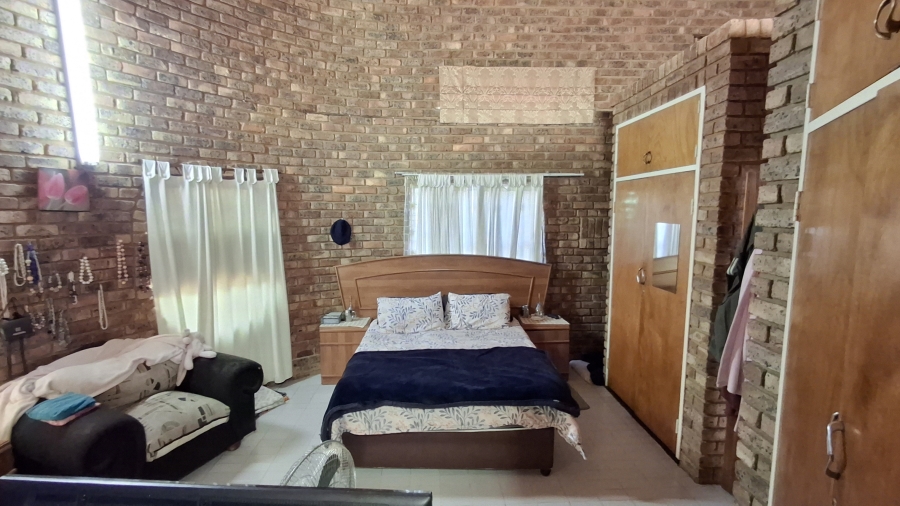 7 Bedroom Property for Sale in Dorandia Gauteng