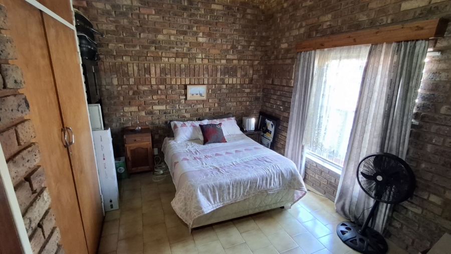 7 Bedroom Property for Sale in Dorandia Gauteng