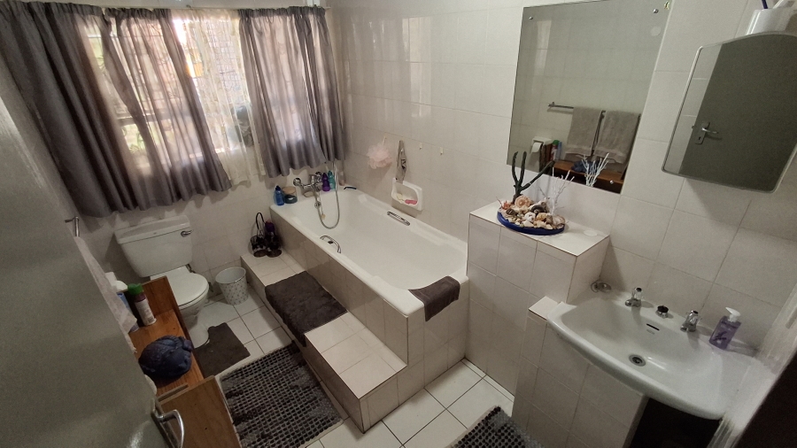7 Bedroom Property for Sale in Dorandia Gauteng