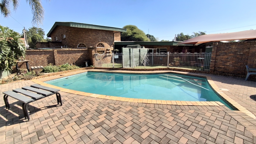 7 Bedroom Property for Sale in Dorandia Gauteng