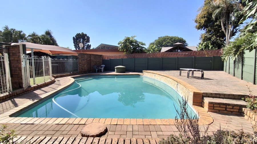 7 Bedroom Property for Sale in Dorandia Gauteng