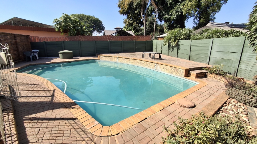 7 Bedroom Property for Sale in Dorandia Gauteng