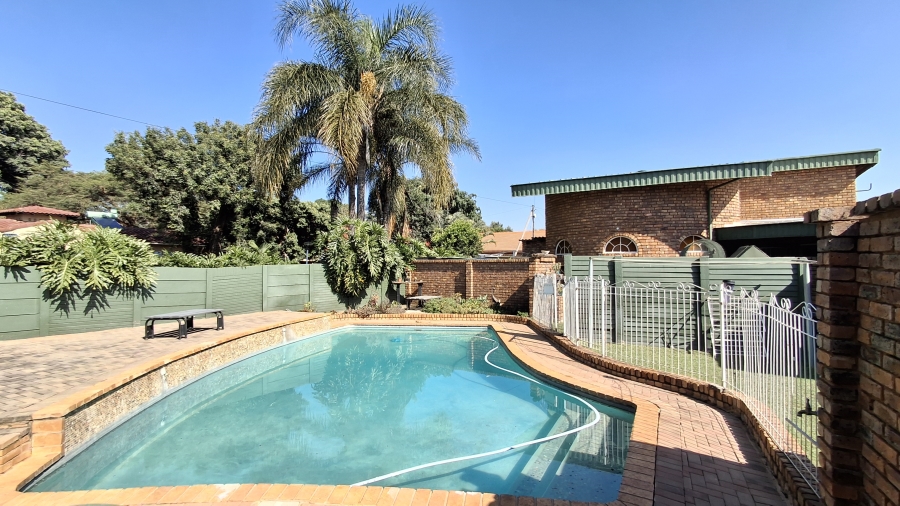 7 Bedroom Property for Sale in Dorandia Gauteng