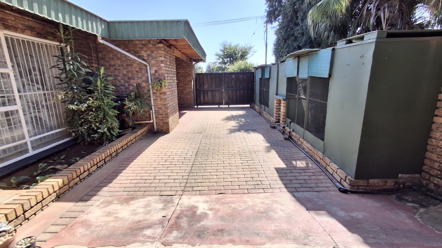 7 Bedroom Property for Sale in Dorandia Gauteng