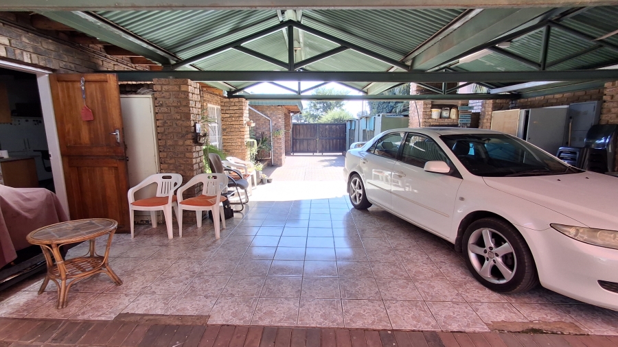 7 Bedroom Property for Sale in Dorandia Gauteng