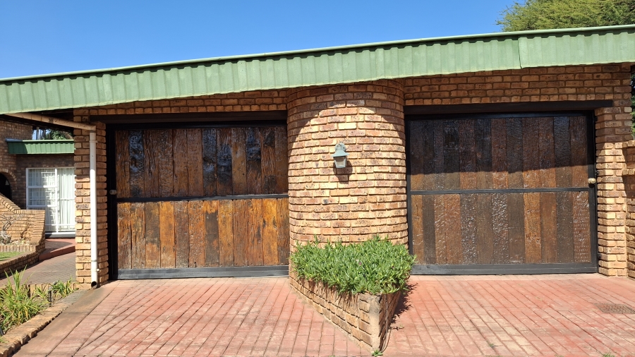 7 Bedroom Property for Sale in Dorandia Gauteng