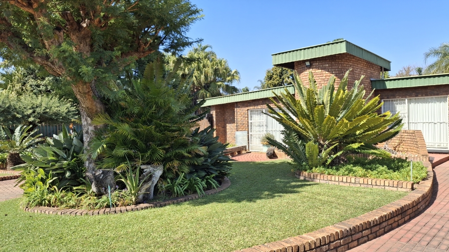 7 Bedroom Property for Sale in Dorandia Gauteng